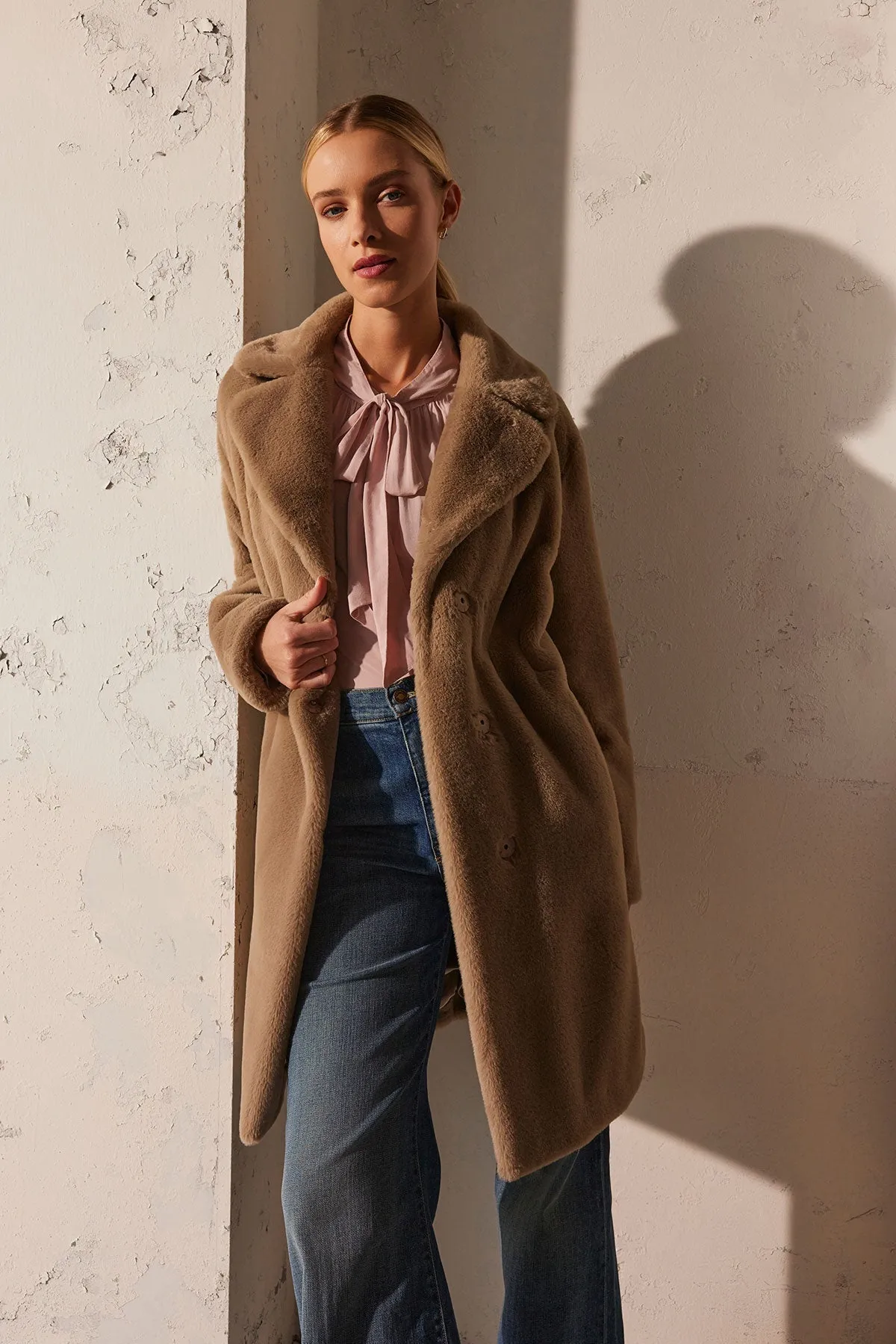 Velvet Evalyn Lux Faux Fur Coat in Cafe